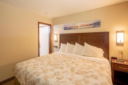 Кровать или кровати в номере Parkwood Lodge