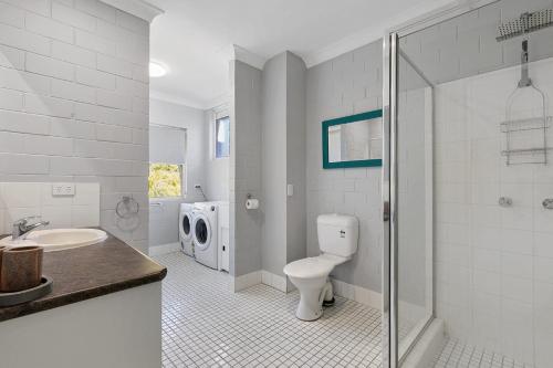 uma casa de banho com um WC, um lavatório e um chuveiro em 21 The Islander Resort em Point Lookout