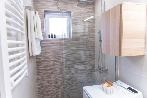 un bagno con doccia, WC e lavandino di Sweet Home a Belgrado