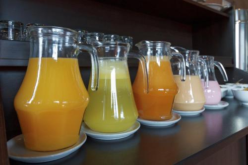 een rij glazen bekers sinaasappelsap op een toonbank bij Pozo del Cielo in Chivay