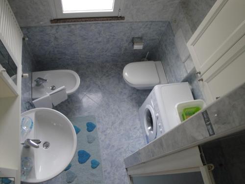 Phòng tắm tại LA CASA DELLE CONCHIGLIE ombrellone, parcheggio e uso di biciclette gratis