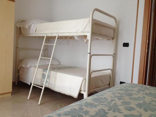 Katil dua tingkat atau katil-katil dua tingkat dalam bilik di LA CASA DELLE CONCHIGLIE ombrellone, parcheggio e uso di biciclette gratis