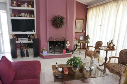 sala de estar con sofá y chimenea en Sea Side Villa Alexandra, en Alissos