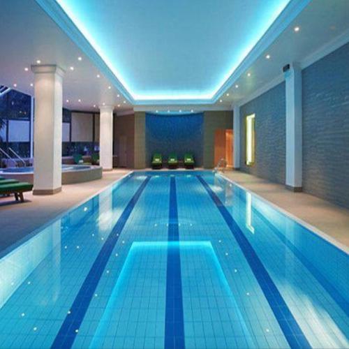 Hill Spa في زلاتيبور: حمام سباحة كبير في غرفة فندق