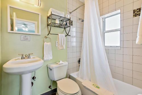 A bathroom at Hollywood Beachside Boutique Suite
