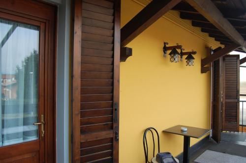 a room with a table next to a door at Affittacamere Derby in Ranica