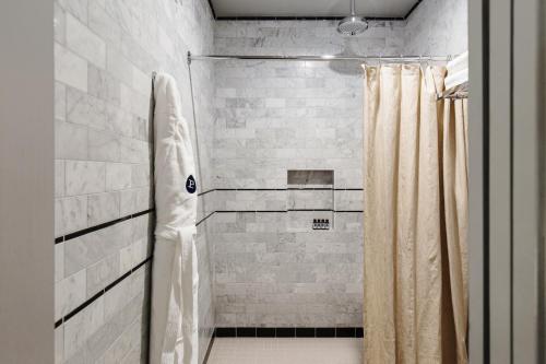 Ett badrum på Palihotel Westwood Village