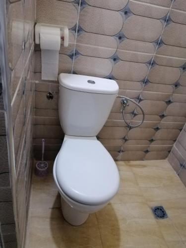 ein Bad mit einem weißen WC in einem Zimmer in der Unterkunft Best Room 2 in Fès