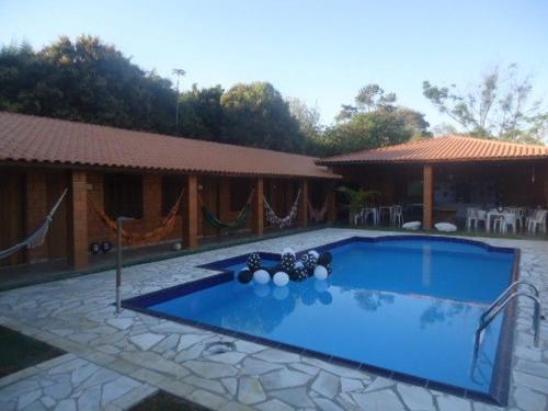 ein großer blauer Pool neben einem Haus in der Unterkunft Chacara Dois Lagos - Mairinque in Mairinque