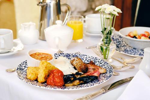 een bord met ontbijtproducten op een tafel bij Nuns Cottage Bed & Breakfast in Richmond