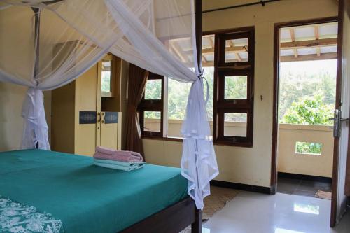 Postel nebo postele na pokoji v ubytování Harrys Oceanhouse 2 Pacitan