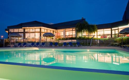 Bazén v ubytování Novotel Amboise nebo v jeho okolí