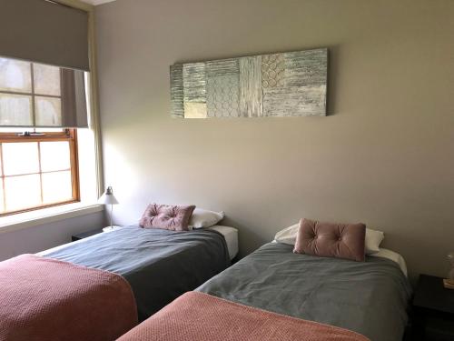 Säng eller sängar i ett rum på The Old Coolstore - Jonathon Apartment