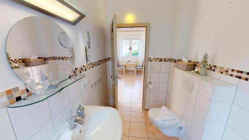 Ein Badezimmer in der Unterkunft Feriendorf Südstrand Haus 03