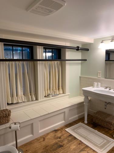 łazienka z umywalką i oknem w obiekcie Innkeeper's Place B&B w mieście Stafford Springs