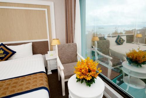 Postel nebo postele na pokoji v ubytování Rex Hotel Vung Tau