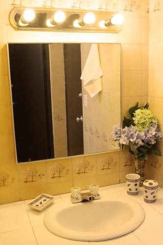 a bathroom with a sink and a mirror at Casa Areka in Panama City