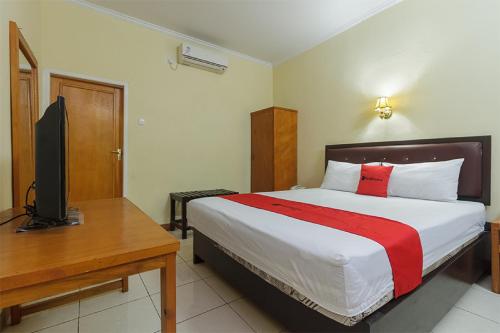 Ένα ή περισσότερα κρεβάτια σε δωμάτιο στο RedDoorz at Jalan Babepalar Rike Manado