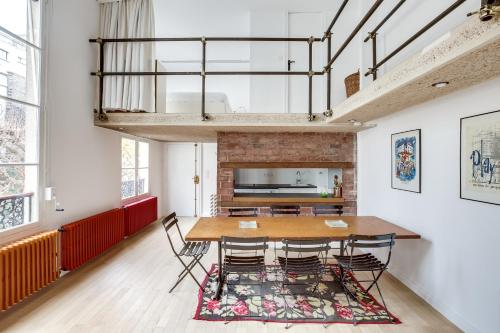une salle à manger avec une table et des chaises dans l'établissement Unit 010 Cherche Midi 19, à Paris