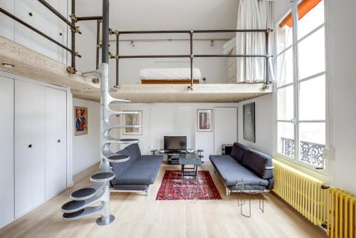 Ce loft comprend un canapé et un lit. dans l'établissement Unit 010 Cherche Midi 19, à Paris