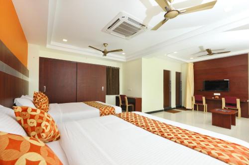 Postel nebo postele na pokoji v ubytování Hotel Ramcharan Residency, Tirupati