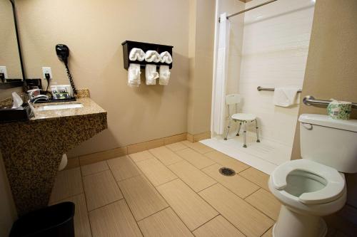 Ванная комната в SureStay Plus Hotel by Best Western Owasso Tulsa North