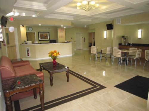 Posezení v ubytování Red Carpet Inn and Suites Monmouth Junction
