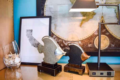 a desk with two chairs and a lamp and a map at Beachside Inn in Santa Barbara