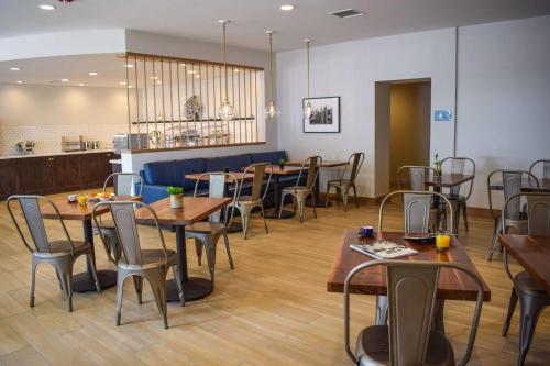 a dining room with wooden tables and chairs at Beachside Inn in Santa Barbara
