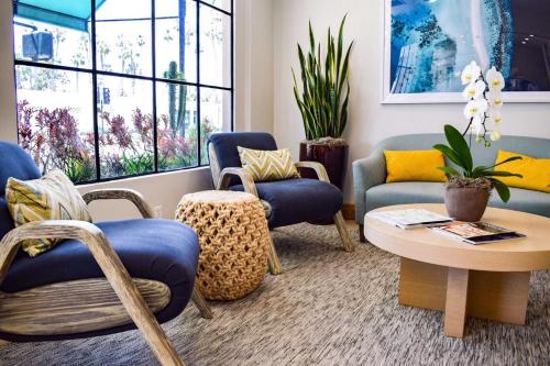 a living room with chairs and a table at Beachside Inn in Santa Barbara