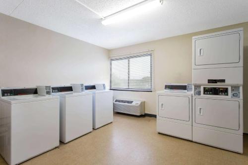 Una cocina o cocineta en Days Inn by Wyndham Absecon Atlantic City Area