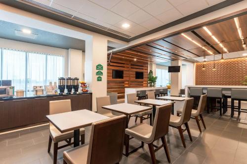 a dining area with tables and chairs in a restaurant at Wingate by Wyndham Angola in Angola