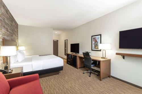 TV a/nebo společenská místnost v ubytování La Quinta Inn and Suites by Wyndham Bloomington