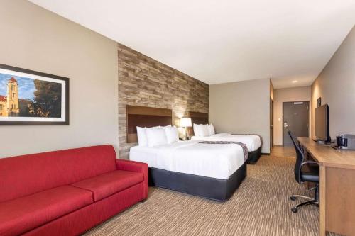 La Quinta Inn and Suites by Wyndham Bloomington tesisinde bir odada yatak veya yataklar