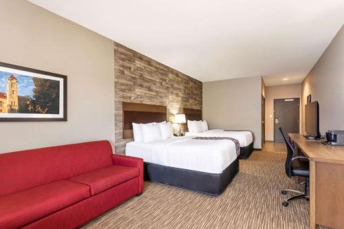 Gallery image of La Quinta Inn and Suites by Wyndham Bloomington in Bloomington