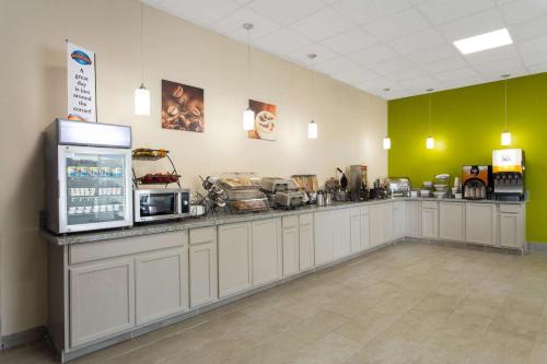 a fast food restaurant with a counter with aasteryasteryasteryasteryasteryasteryastery at Baymont by Wyndham Cheraw in Cheraw