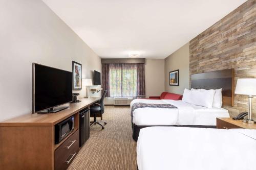 TV a/nebo společenská místnost v ubytování La Quinta Inn and Suites by Wyndham Bloomington