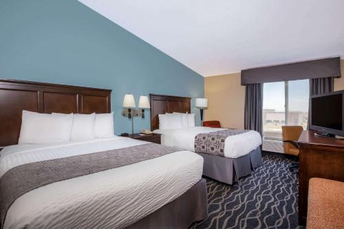 Postel nebo postele na pokoji v ubytování Baymont by Wyndham Tri-Cities/Kennewick WA