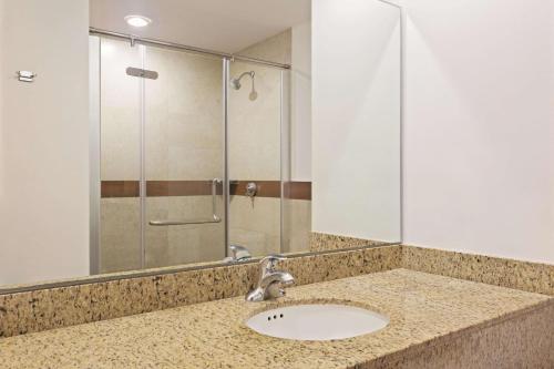 Ванная комната в Wyndham Garden Cancun Downtown