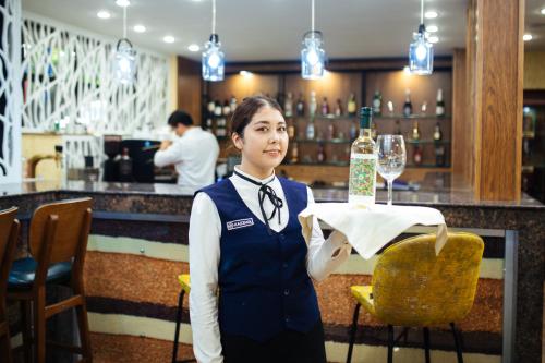 Ahli kakitangan di Hotel Kazzhol Almaty