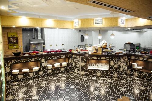Restoran atau tempat lain untuk makan di Hotel Kazzhol Almaty