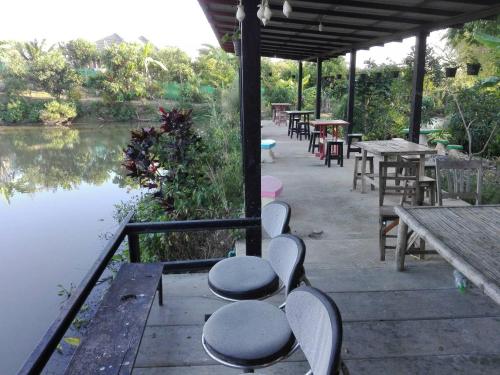 Un restaurant u otro lugar para comer en บ้านสวนปวิชญา เกษตรอินทรี