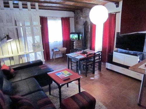 Μια τηλεόραση ή/και κέντρο ψυχαγωγίας στο Apartamentos Casas Rurales "Paraje San Blas" TR-BA-00166