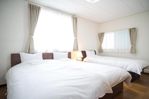 Postel nebo postele na pokoji v ubytování RIVERSIDE INN KAMAKURA
