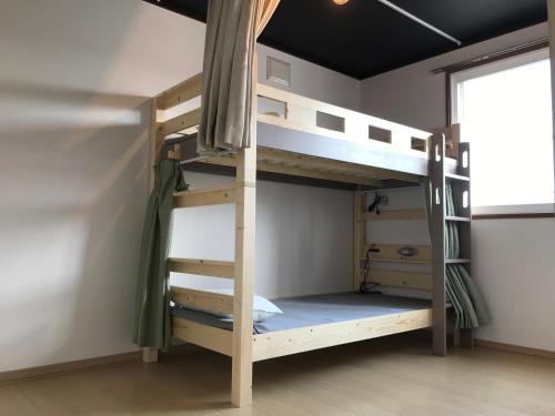 Palanda nebo palandy na pokoji v ubytování Sapporo Guest House 庵 Anne