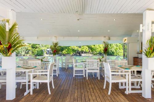 Tropicana Lagoon Apartments tesisinde bir restoran veya yemek mekanı