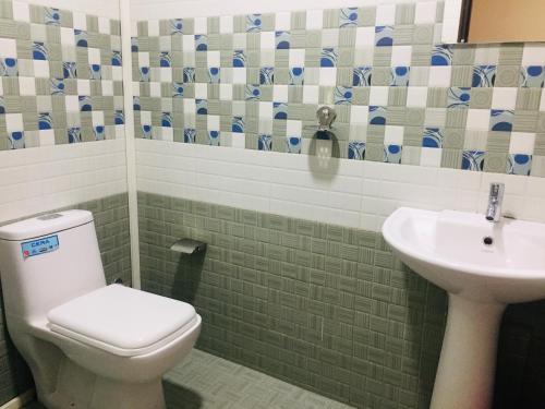 EttumānūrにあるBrindavan Residencyのトイレと洗面台付きのバスルーム