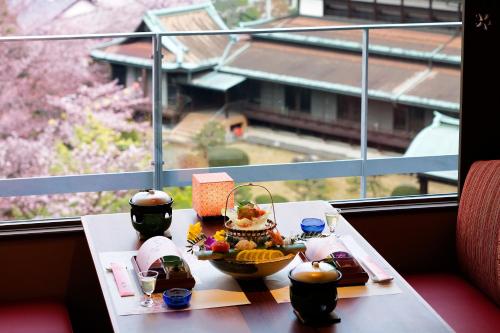una mesa con un tazón de comida encima de una ventana en Kotohira Grand Hotel Sakuranosho, en Kotohira