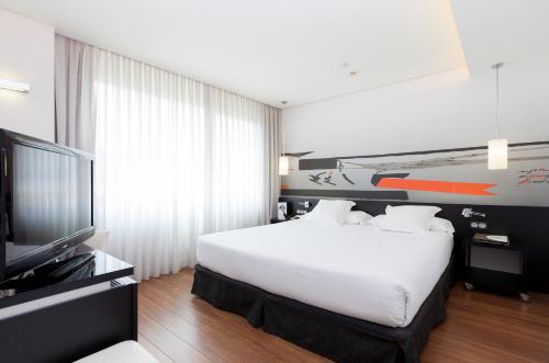 Cama o camas de una habitación en Axor Barajas