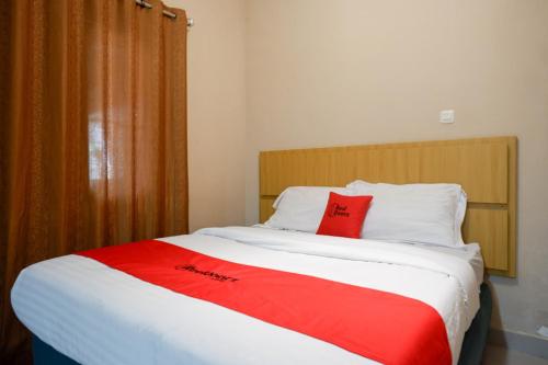 Ένα ή περισσότερα κρεβάτια σε δωμάτιο στο RedDoorz Plus at Hotel Srikandi Kendari